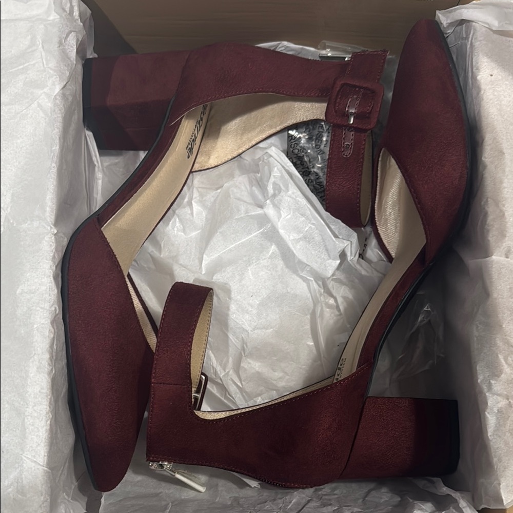 Life Stride Red Heels Elegant Shoes New!
Wine/Burgundy Suede